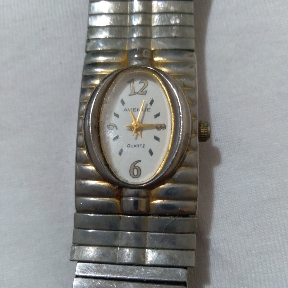 Avenue Quarts watch (needs batteries)
